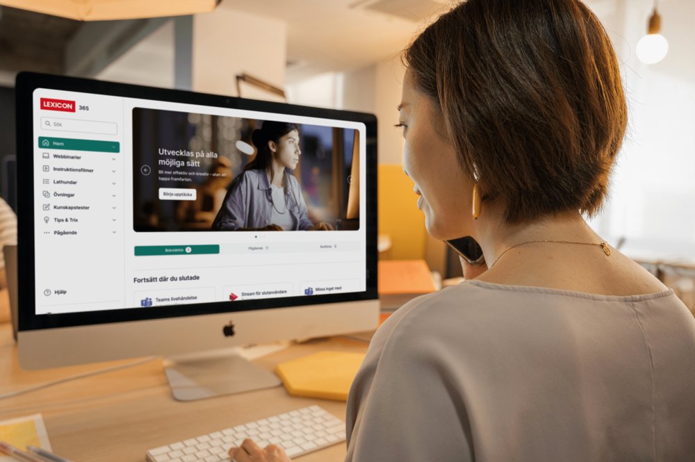 Dator med Lexicon 365 på skärmen, kvinna engagerad i lärande.