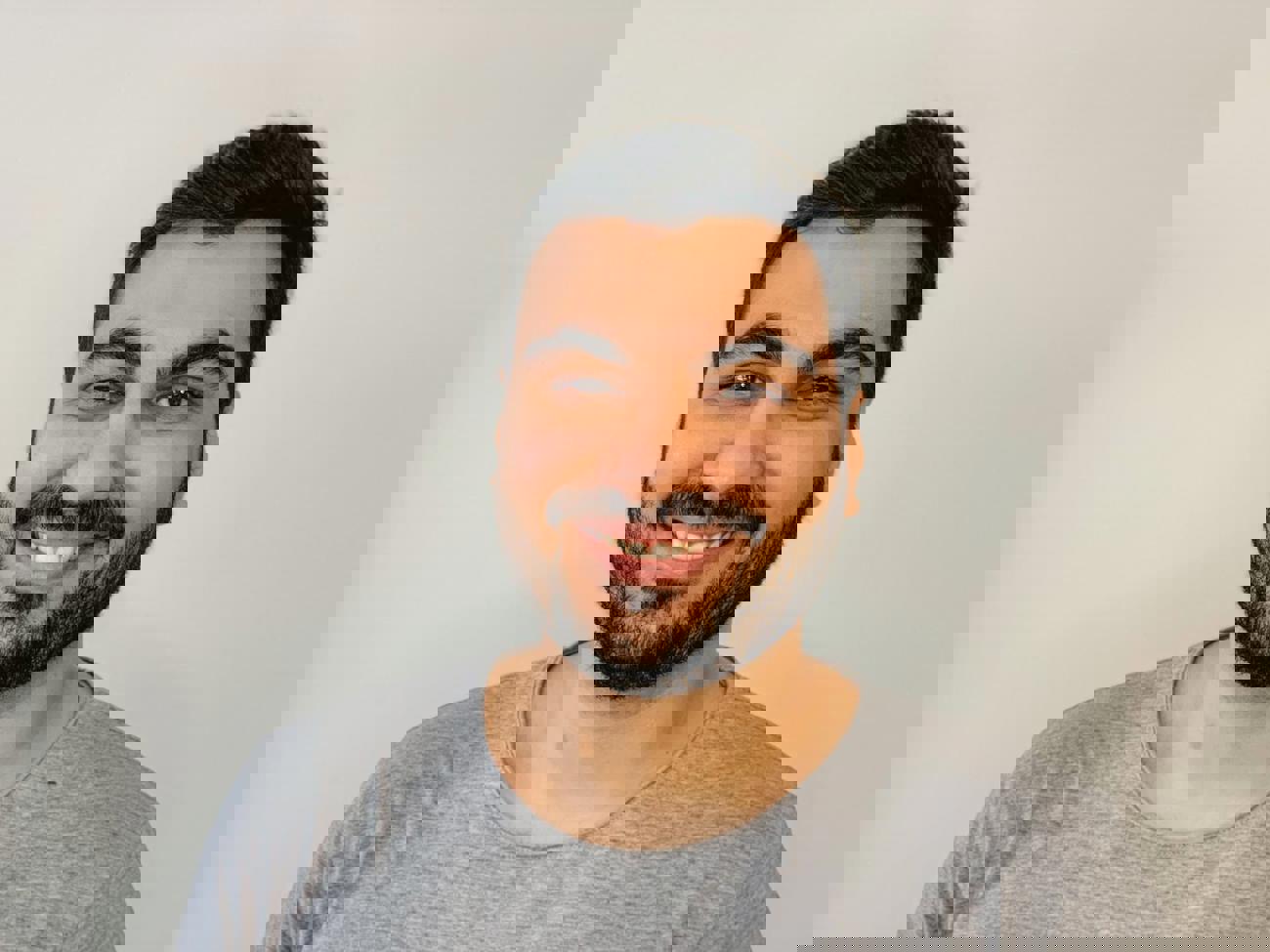Porträttbild av Amir Moemen.