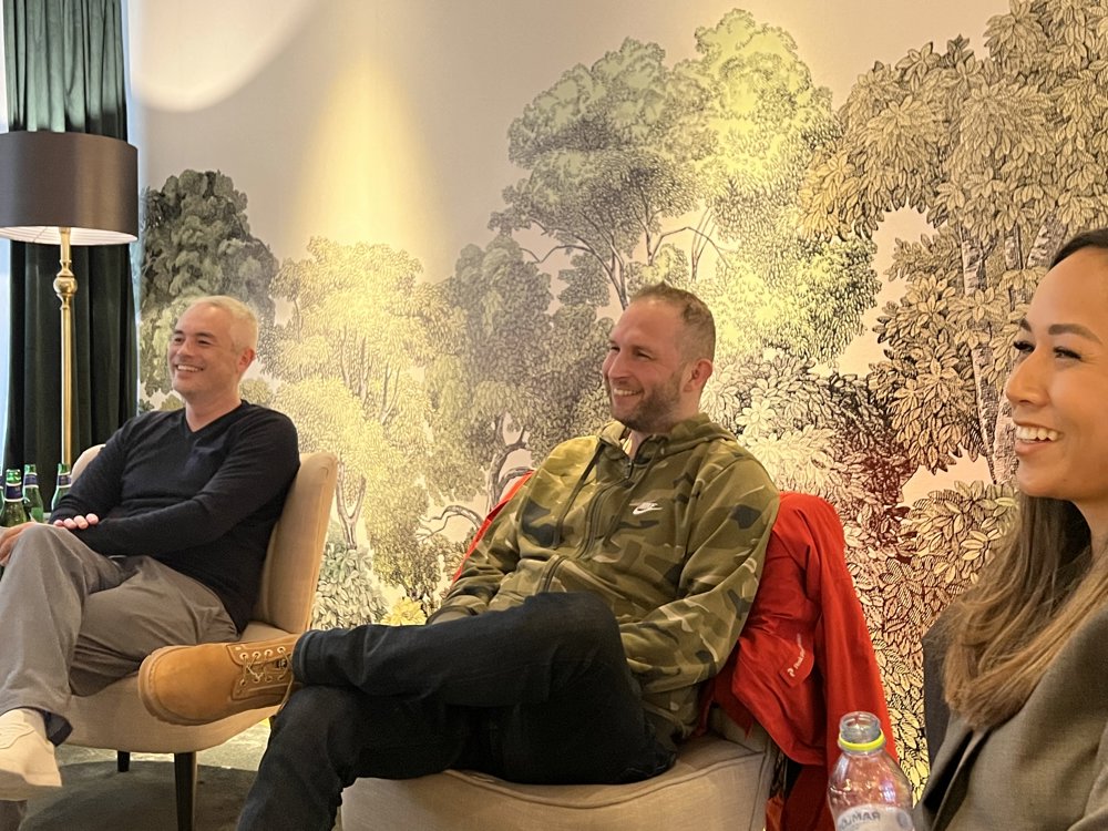 Sällskapet har en trevlig diskussion i en stilren inredning.