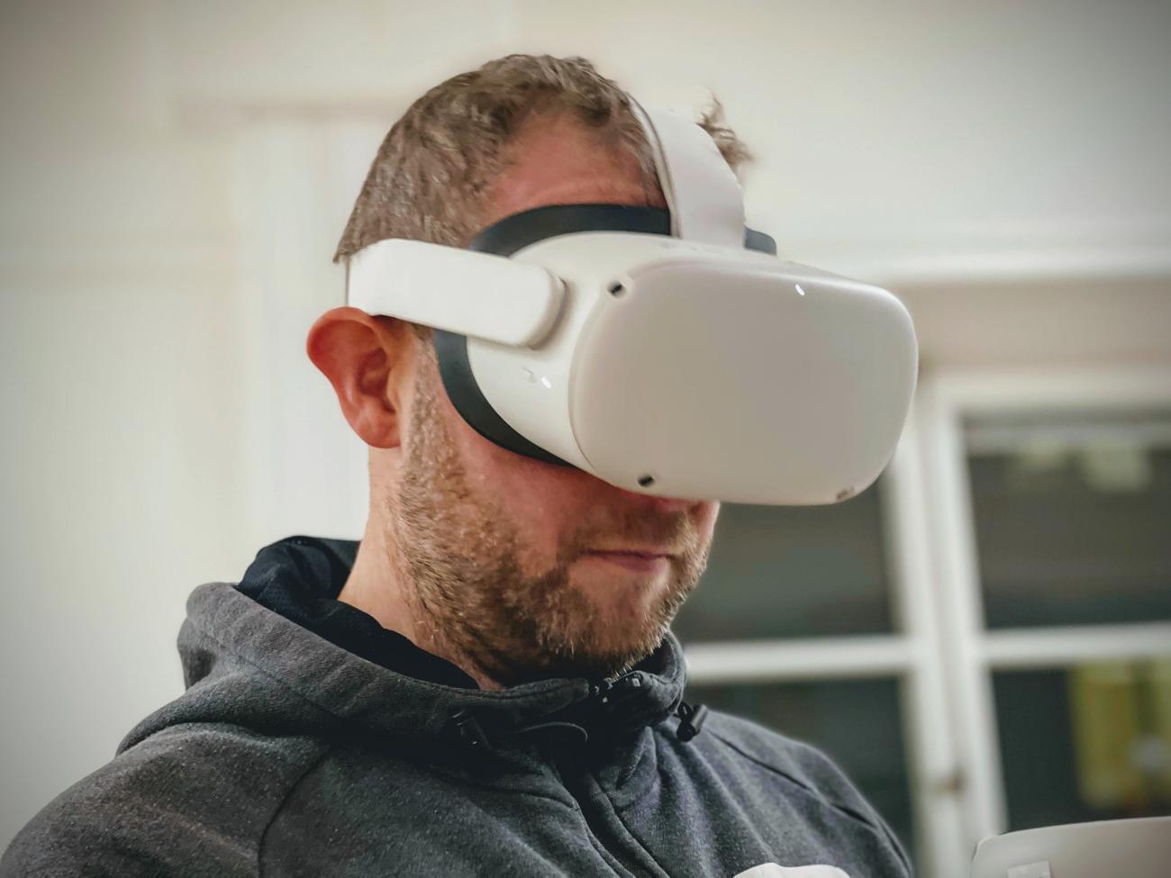 Konsult testar AI-lösningar med hjälp av VR-headset.