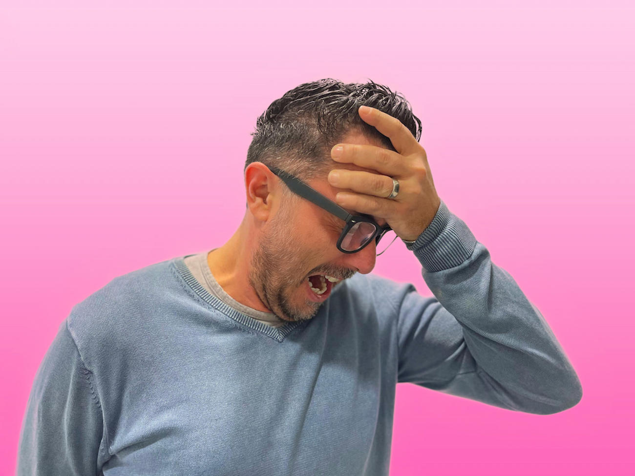Mirko med hand på pannan, ser frustrerad ut.