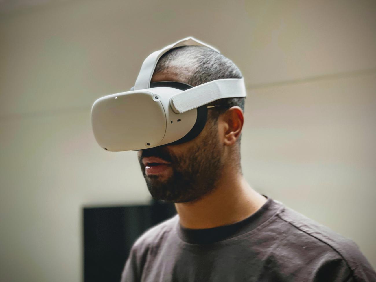 Konsultation med hjälp av VR-teknik. Man med headset i en inomhusmiljö.